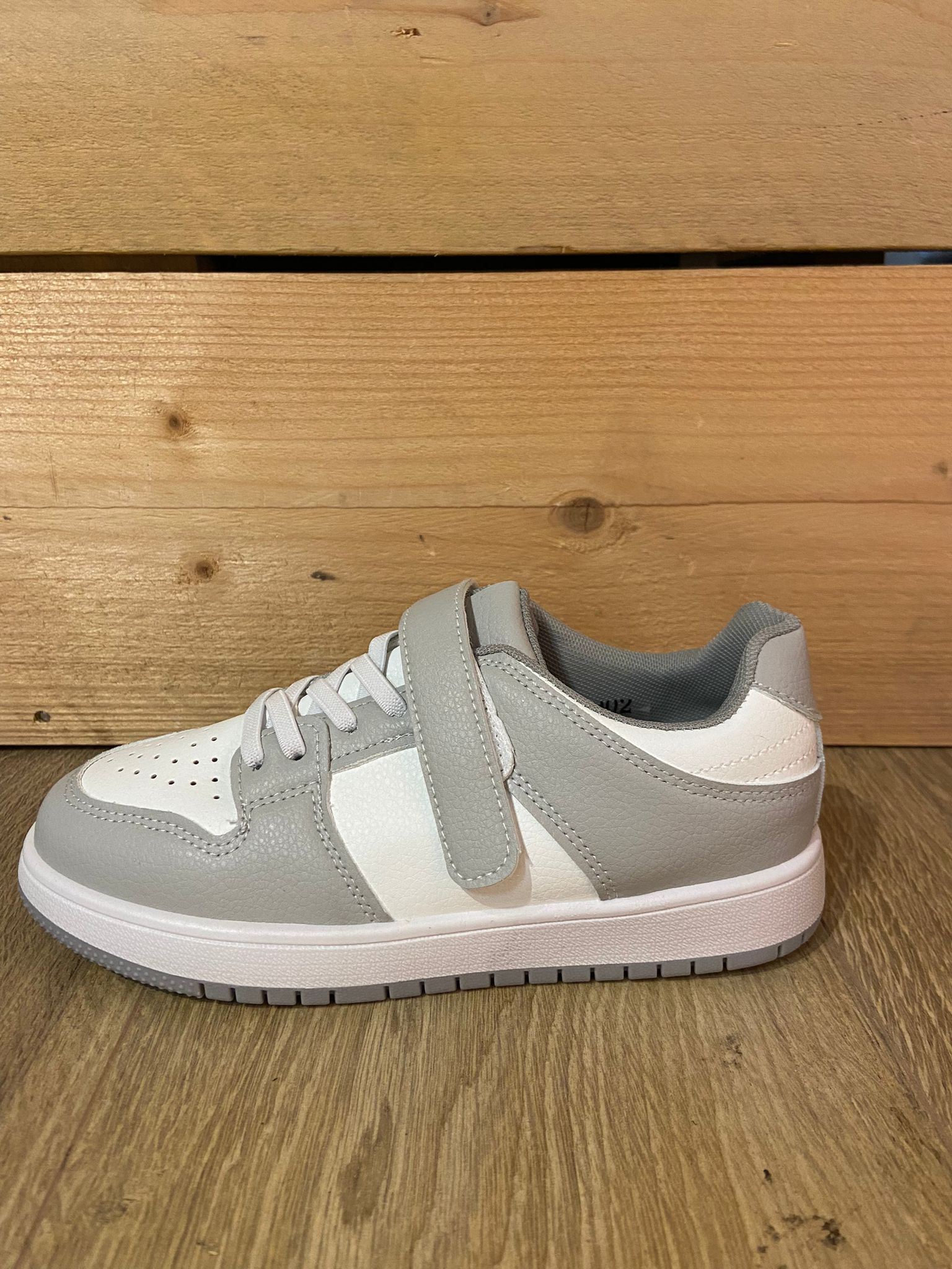 Grijze jongens sneaker